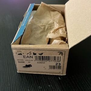 Selling baby shoes size 23 C Europe 6.5 US brand new, velcro strap.